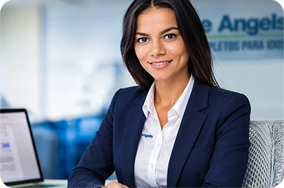 Franqueada Home Angels sorrindo à mesa de trabalho